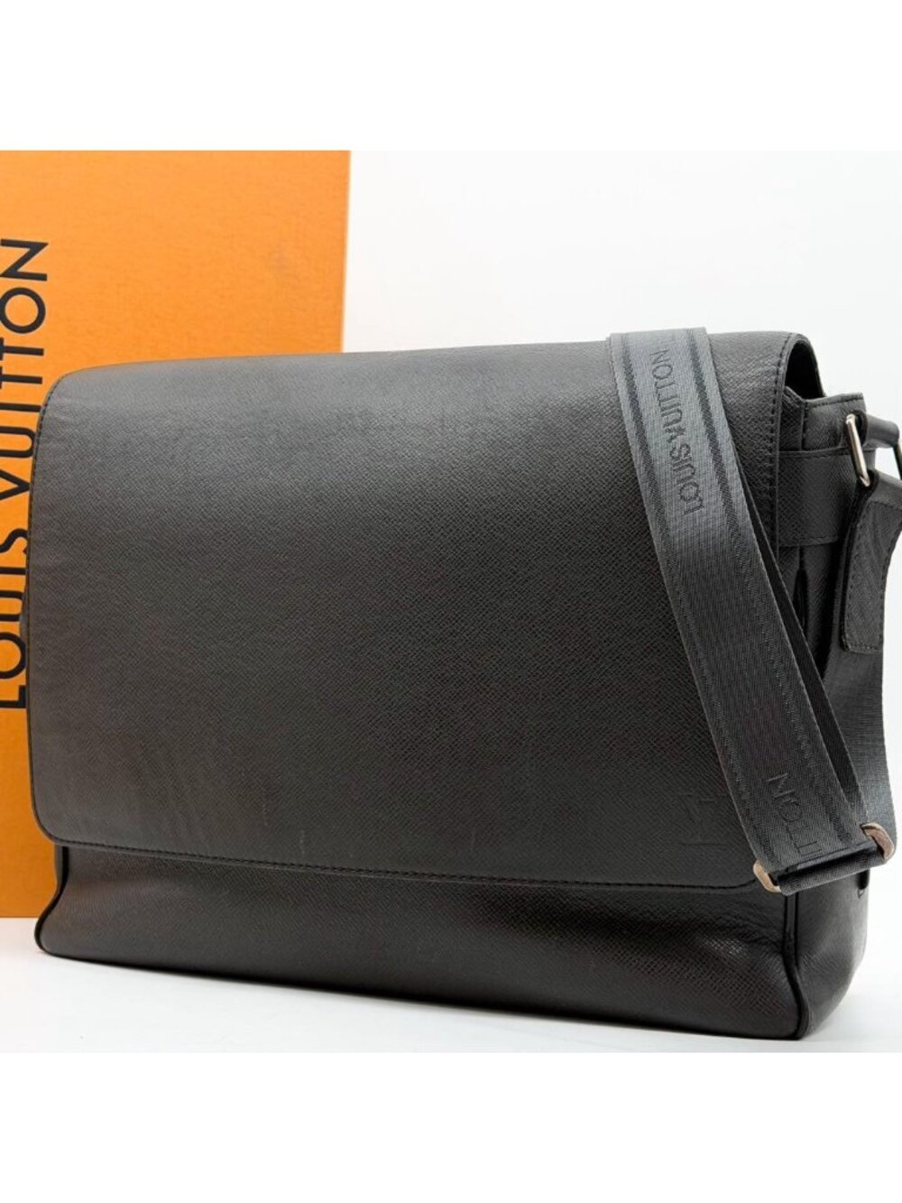 Louis Vuitton Roman GM Taiga Shoulder Bag Black 2-Way